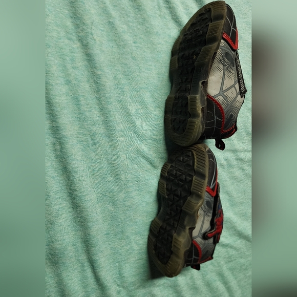 Spiderman size 6 shoes - Picture 5 of 7